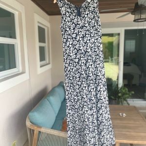 White and navyUnited colors of Benetton dress. Sleeveless fitted flair